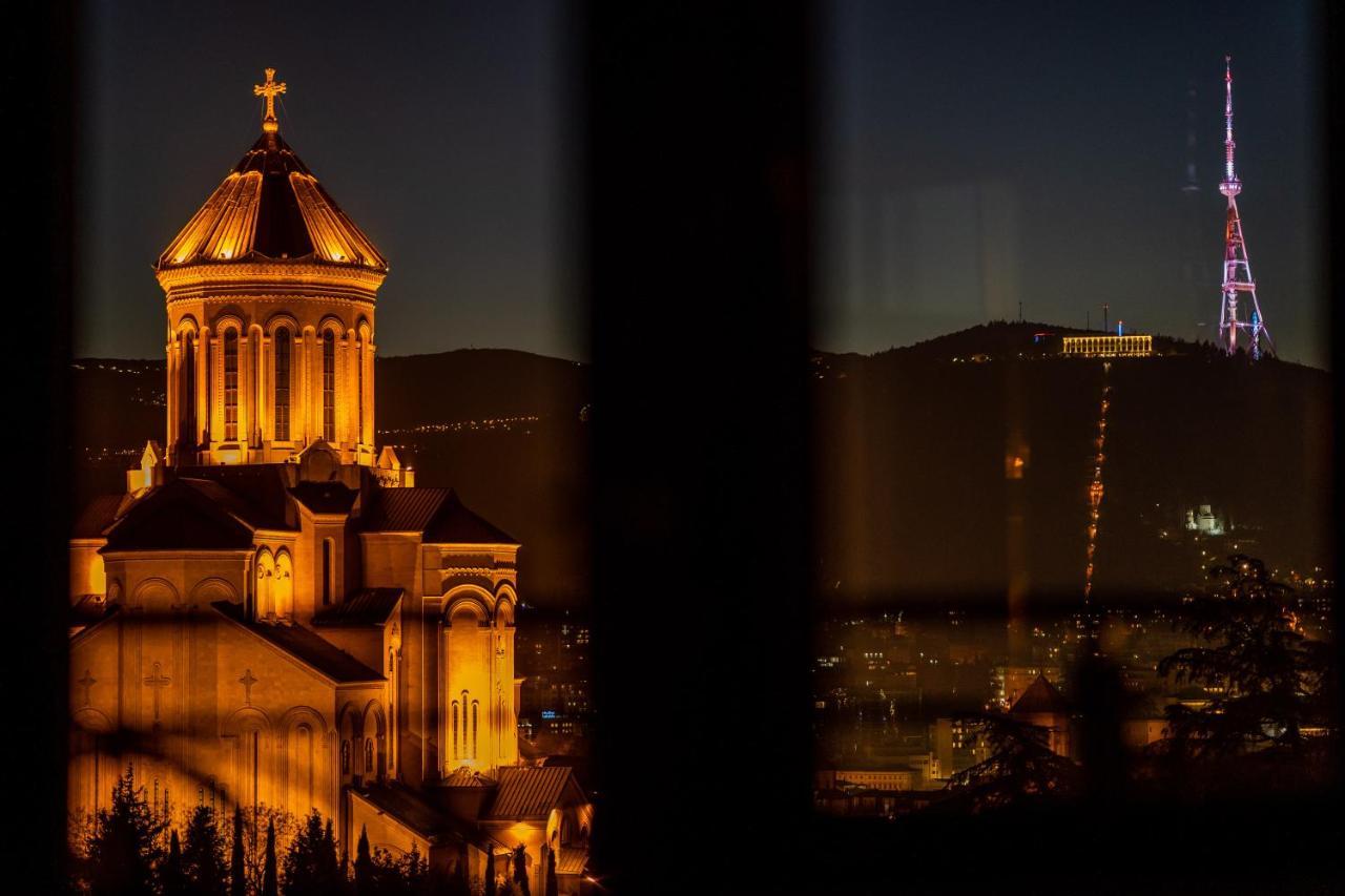 טביליסי Siberia Hotel מראה חיצוני תמונה The Nork Marmachakan Church at night