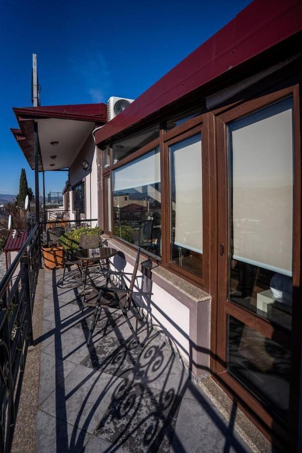 טביליסי Siberia Hotel מראה חיצוני תמונה A balcony in Athens, Greece