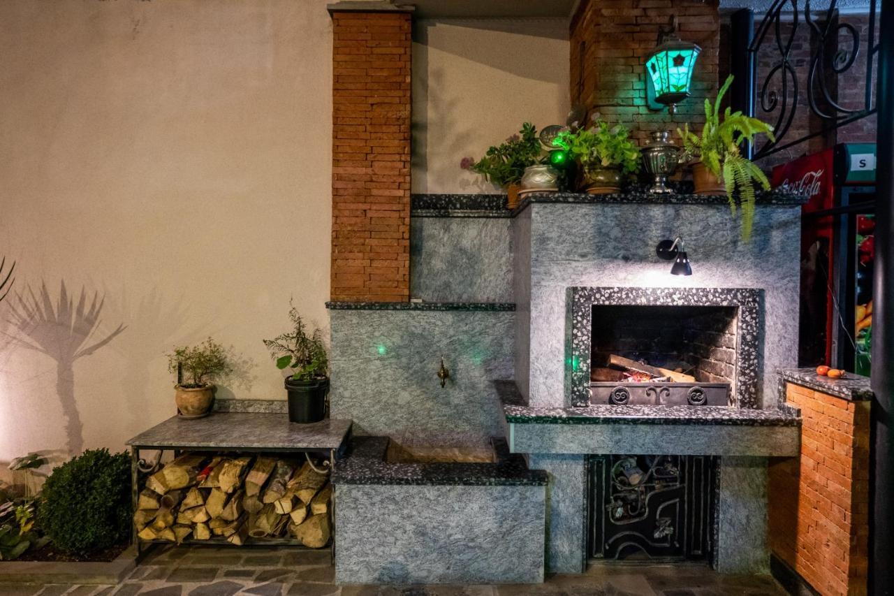 טביליסי Siberia Hotel מראה חיצוני תמונה A typical Argentinean parilla