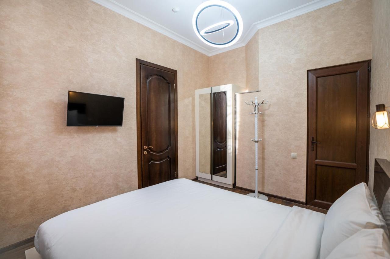 טביליסי Siberia Hotel מראה חיצוני תמונה A bedroom in a hotel