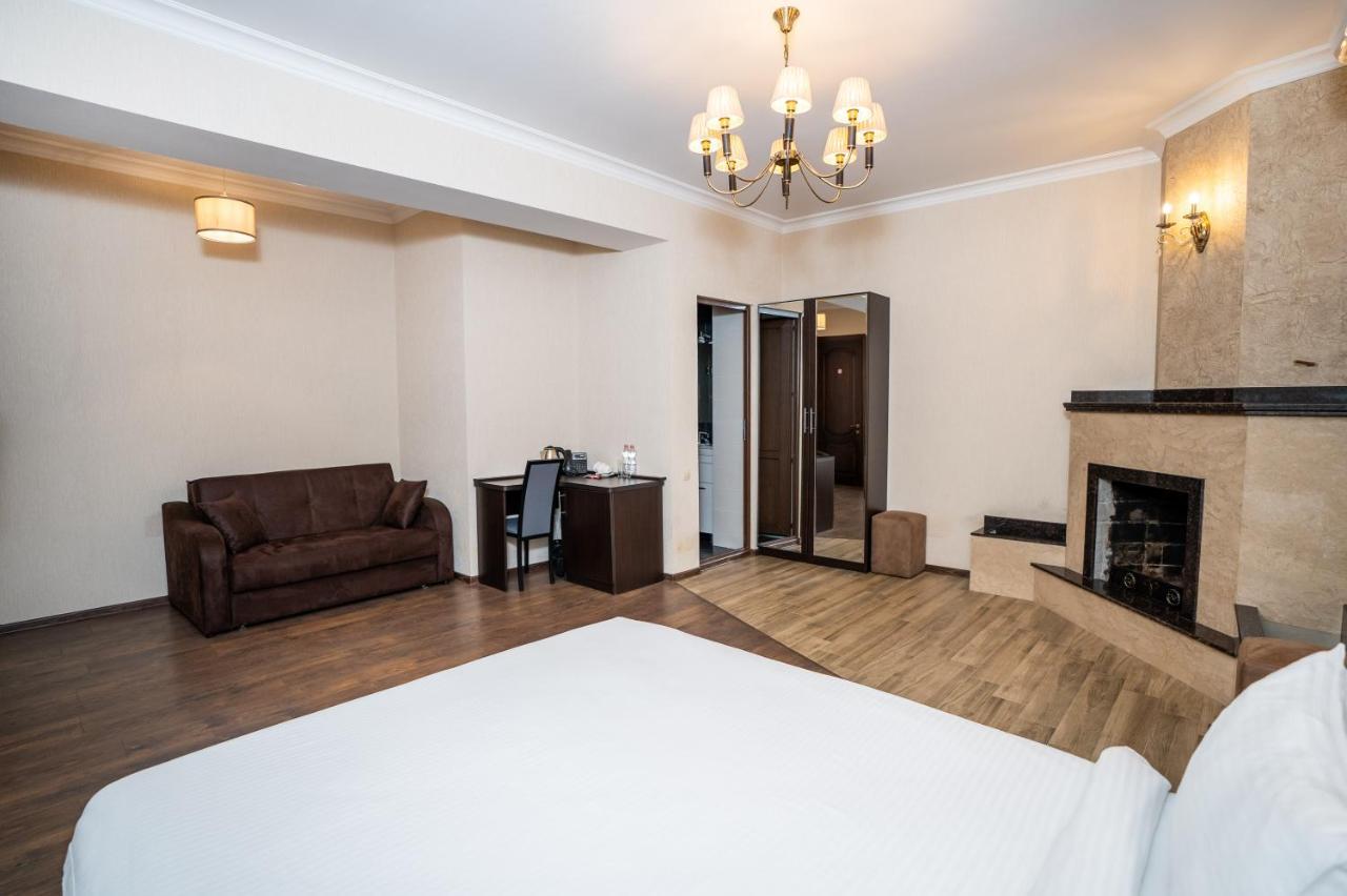טביליסי Siberia Hotel מראה חיצוני תמונה A room at the hotel
