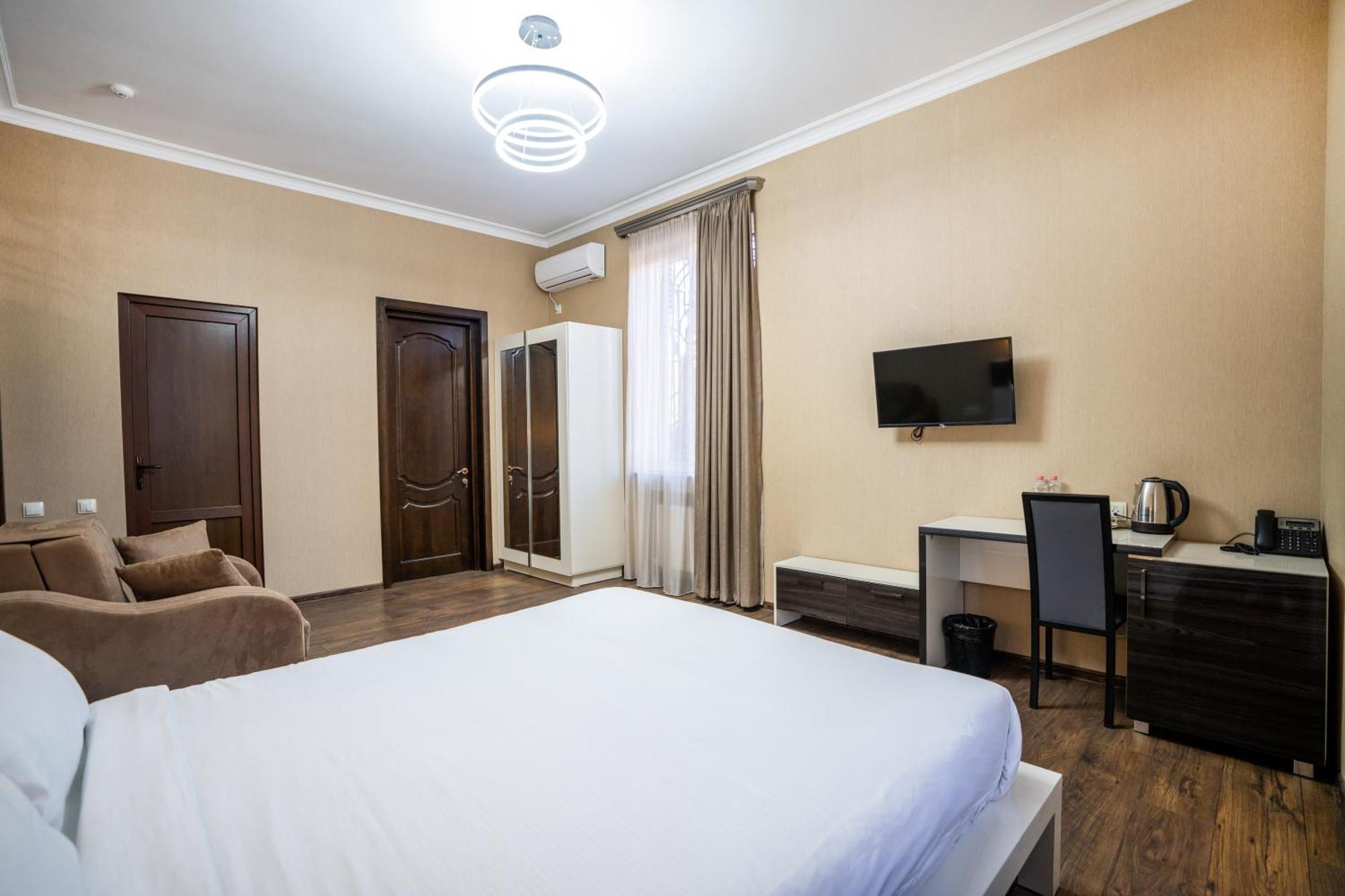 טביליסי Siberia Hotel מראה חיצוני תמונה A room at the hotel