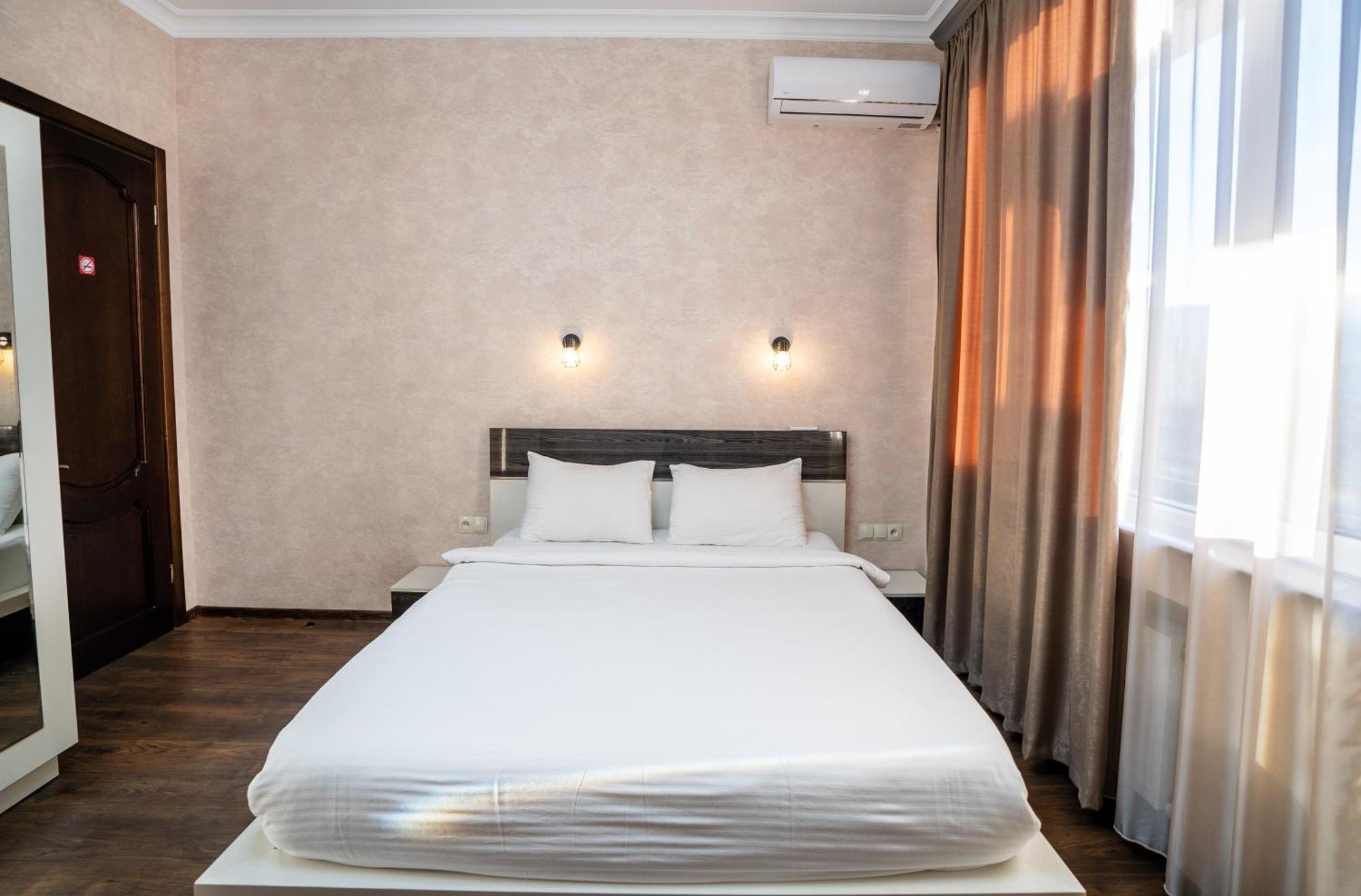 טביליסי Siberia Hotel מראה חיצוני תמונה A bedroom