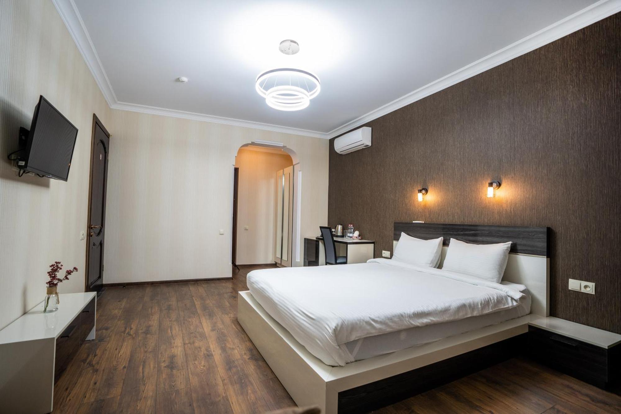 טביליסי Siberia Hotel מראה חיצוני תמונה A bedroom in a hotel