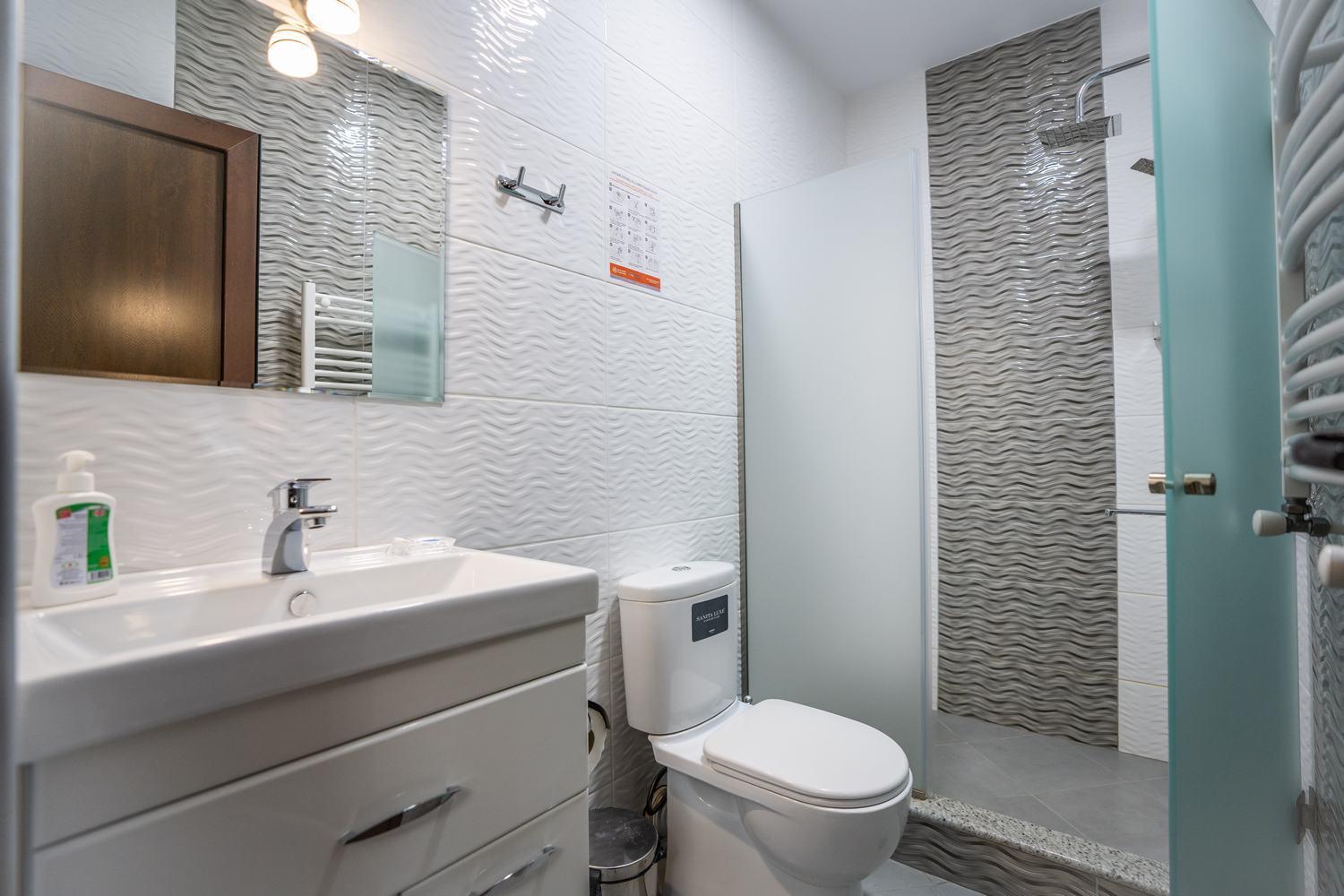 טביליסי Siberia Hotel חדר תמונה Bathroom with shower