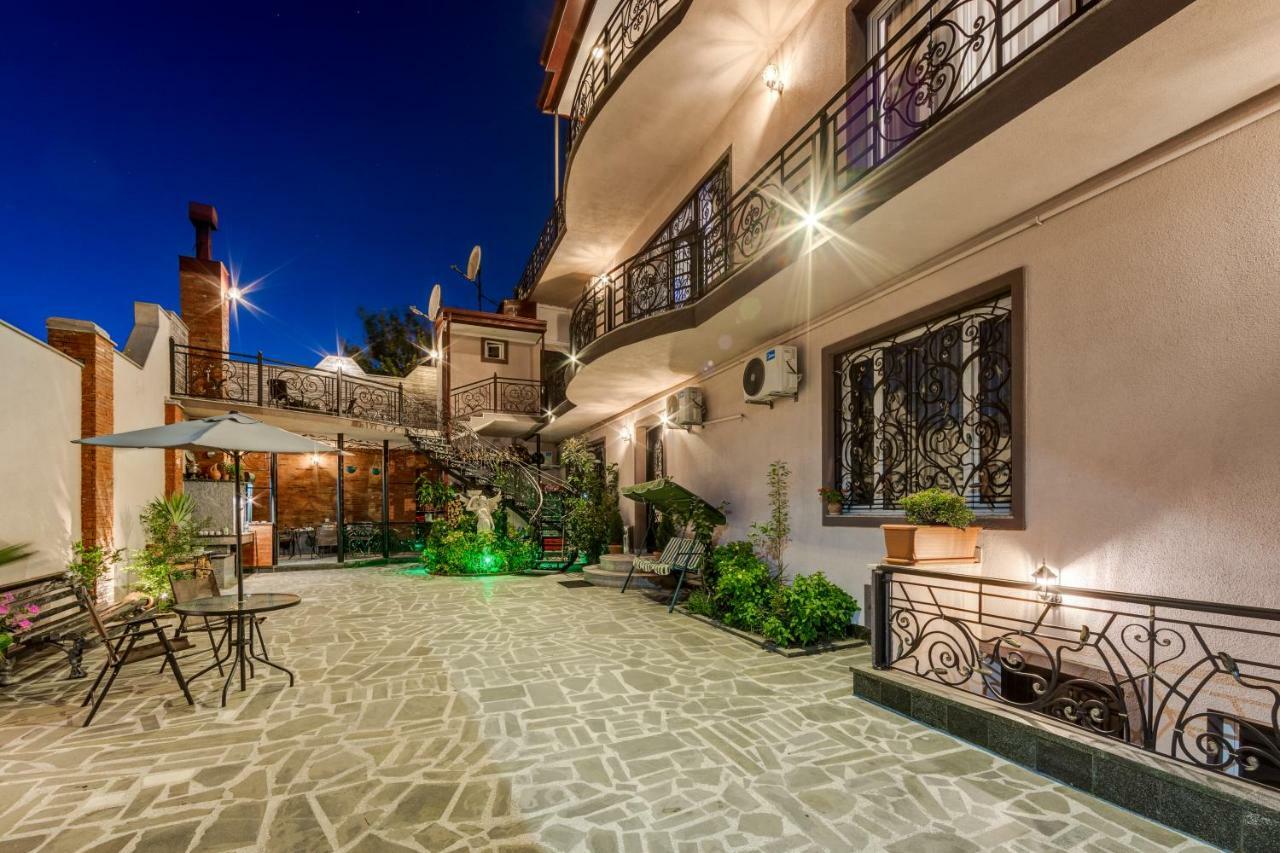 טביליסי Siberia Hotel מראה חיצוני תמונה The courtyard of the hotel